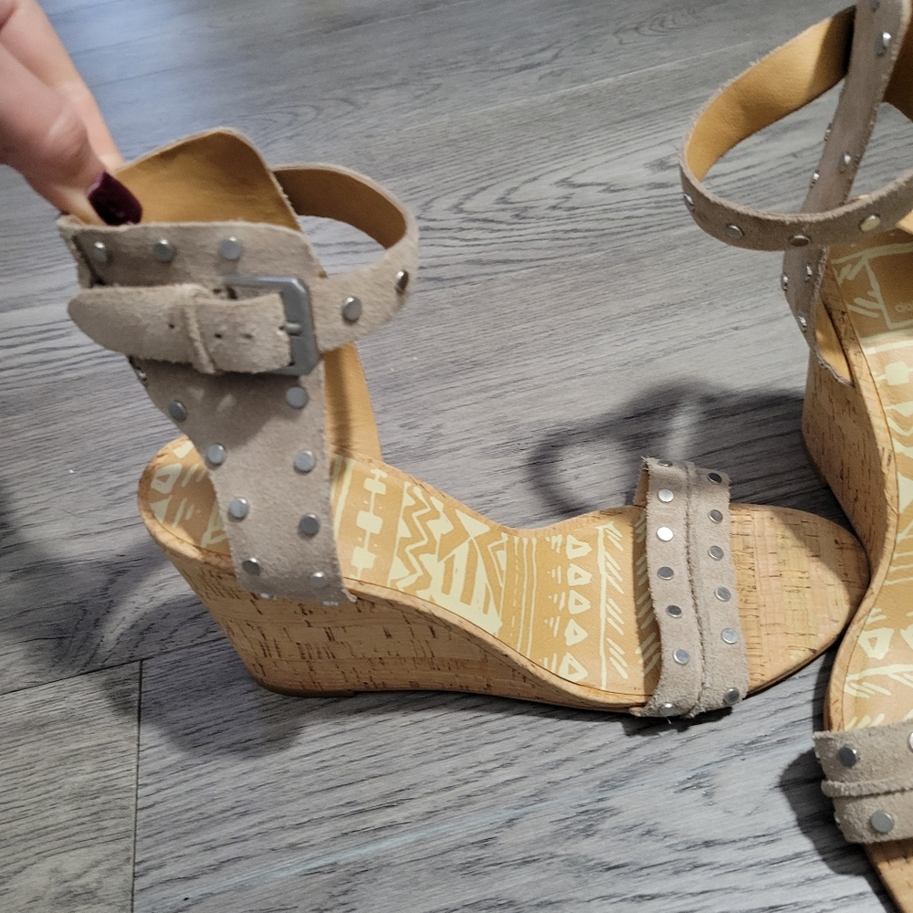Used Dolce Vita suede sandals, size 9 - Picture 2 of 12